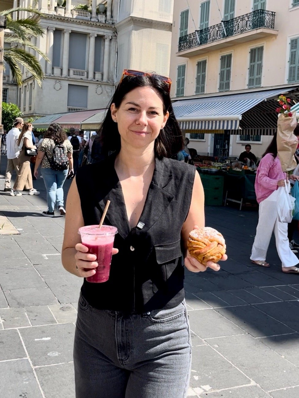 Blandine sur le cours Saleya, smoothie et brioche à la cannelle à la main
