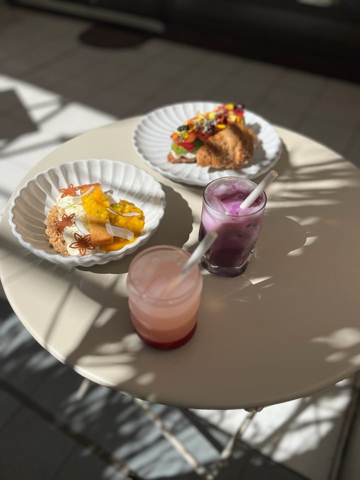 Deux assiettes et deux boissons colorées au soleil
