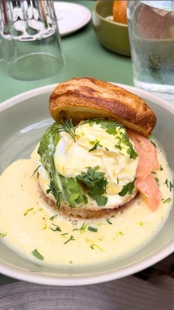 Œuf poché sur brioche, saumon et sauce citronnée